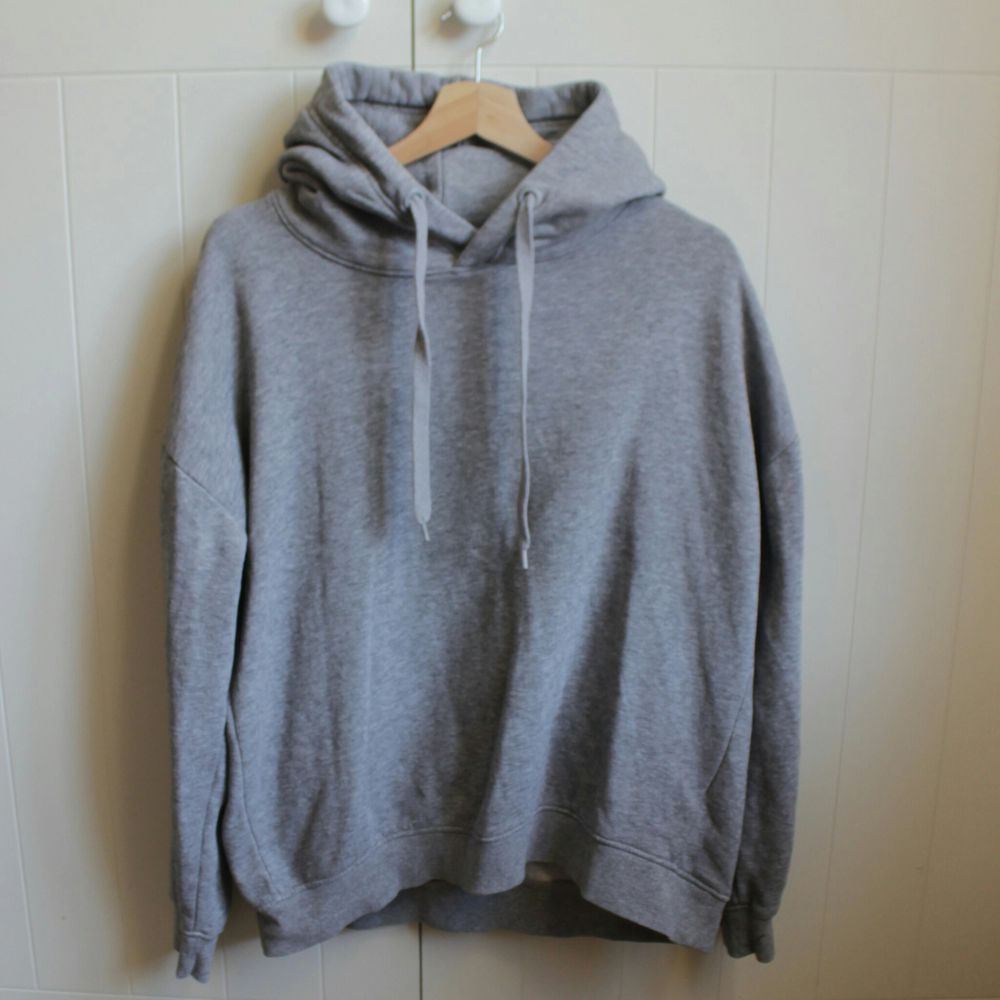 En ljusgrå hoodie, mjuk inuti och breda band att justera luvan med. Fin men för liten för mig ❤ Hör av dig vid frågor!. Huvtröjor & Träningströjor.