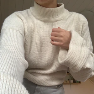 Fin stickad tröja - Fin stickad tröja från NAKD. Lång och stretchig, har vikt upp på bilderna. Lite nopprig. Väldigt mjuk! Storlek S men skulle säga M/L. Eller S om man vill ha mycket oversize! Frakt tillkommer på 63kr