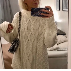 Tröja - Säljer min super mysiga oversized tröja, stickad och passar bra till vintern! 💖💖💞