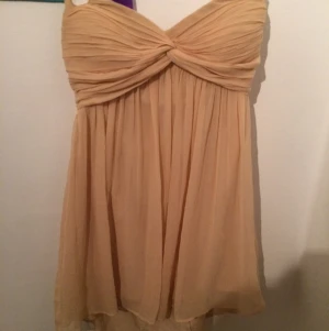  - Fin klänning från Nelly, storlek 38. Nypris 400, använd 2 gånger, köpte för 2 år sedan :) 