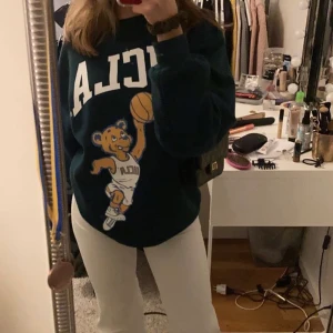 Tjocktröja - Snyggaste tjocktröjan från hm, slutsåld. Endast använd en gång så precis som ny, säljer då jag inte riktigt får någon användning för den. Storlek S. 