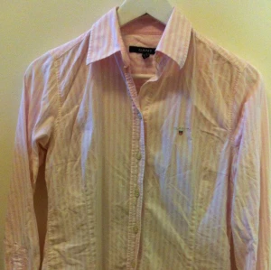  - Skjorta från Gant
Strl 36
Rosa- och vitrandig
I gott skick