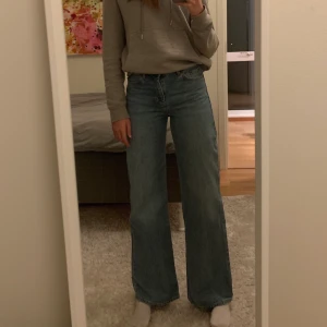 Vida jeans  - Väldigt snygga långa jeans i bra skick från junkyard i storlek 27 ( ungefär som 36 ). Jag är 1,80 m. Köpte dom för 500 kr! Säljer då dom inte kommer till användning. Kan skicka fler bilder om det önskas. Kan mötas upp i Nacka/ Stockholm, om det inte går kan frakt tillkomma. 
