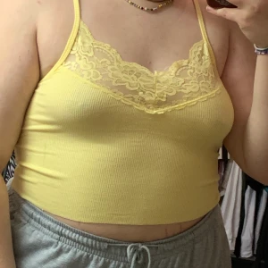 linne - helt nytt linne som har en spets detalj vid bröstet! 