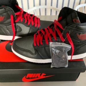 Nike Air Jordan 1 High, strl.45.5 - Helt nya Nike Air Jordan 1 High, Black Satin. Strl. EUR 45.5. Jättesnygga! Säljer pga att jag köpte fel storlek. 