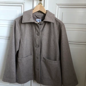 Ayla Wool Blend Jacket  - Kort kappa från Weekday i storlek S. Jättefin beige färg! Använd fåtal gånger, köpt i Paris för ett år sen. Modell: Ayla Wool Blend Jacket 