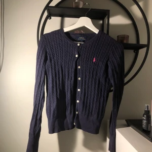 Ralph lauren kofta - Kofta från Ralph lauren, använd men bra skick. Storleken är för barn, 12-14 år