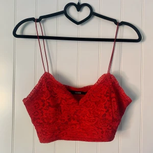 Bikbok topp med frakt - Jätteskön röd topp, fungerar som bh eller som tröja! Väldigt bekväm och mjukt tyg. Passar XS - M. 90kr med frakt! Först till kvarn 