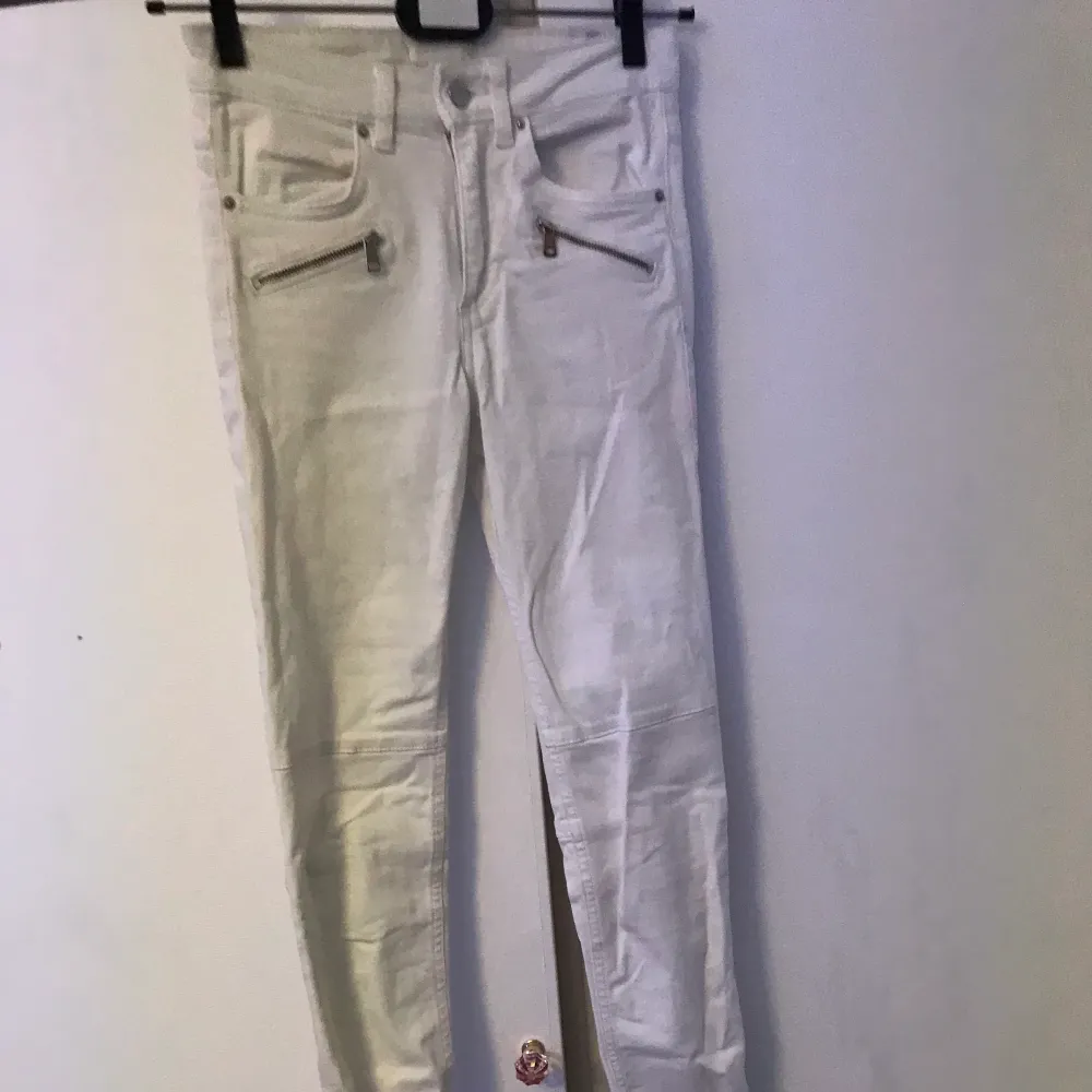 Snygga vita jeans med dragkedejdetaljer från HM. Säljer för att de är för små för mig, använda kanske en eller två gånger. Frakt tillkommer. . Jeans & Byxor.