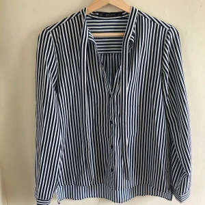 Blus från Zara, strl. S - Snygg blus från Zara, vit/blå randig! Storl. S 🌸 säljer för att den aldrig kommer till användning, fint skick! Kan mötas upp i Kalmar, annars står köparen för frakten 🌻