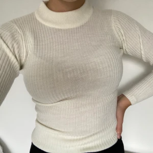 Stickad tröja  - En vit stickad tröja från BooHoo, den är tight i modellen. Storlek XS. Har en liten rund krage, har aldrig använt den. 