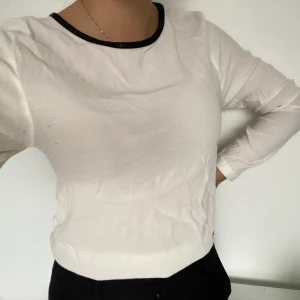 Vit blus storlek 36 - Jätte fin vit blus men svart krage, är lite öppen i ryggen. Blusen är i storlek 36 och har snygg passform! 