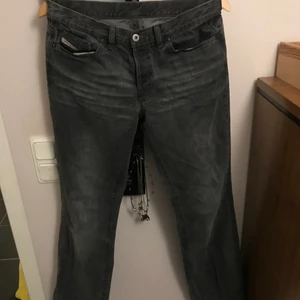 Dielseljeans - Jättefina grå jeans från Diesel med fin detalj nertill! Storlek 30 men funkar på mig med 26-27 med skärp. Så fina men kommer tyvärr inte till användning 