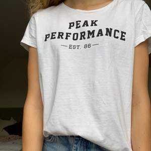 En vit peak performance t-shirt. Är i bra skick. Säljes för 100 kr. Köparen står själv för frakten.