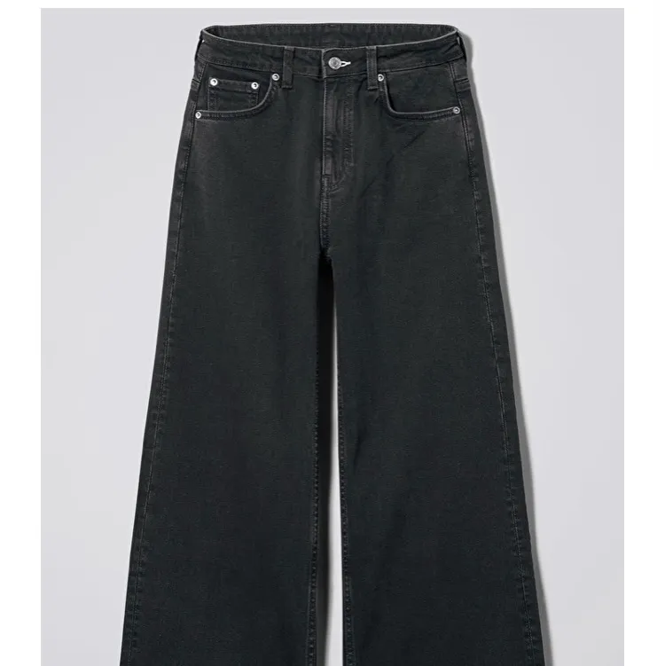 Säljer ett par superfina jeans från weekday i modellen ace. De är insydda något i benen och i midjan för att passa mig som har ett midjemått på ca 69-70 cm, så de är mer en 26 än 27 nu. Det går att sprätta upp vid benen, men inte i midjan. Frakt tillkommer💖💖. Jeans & Byxor.
