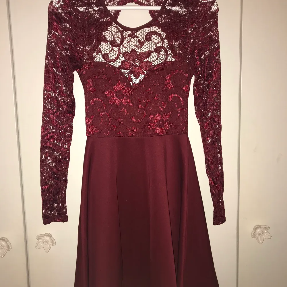Vinröd fin spetsklänning från Nelly. Använt endast 1 gång. Köpte för 499. Köparen står för frakt 💫. Klänningar.