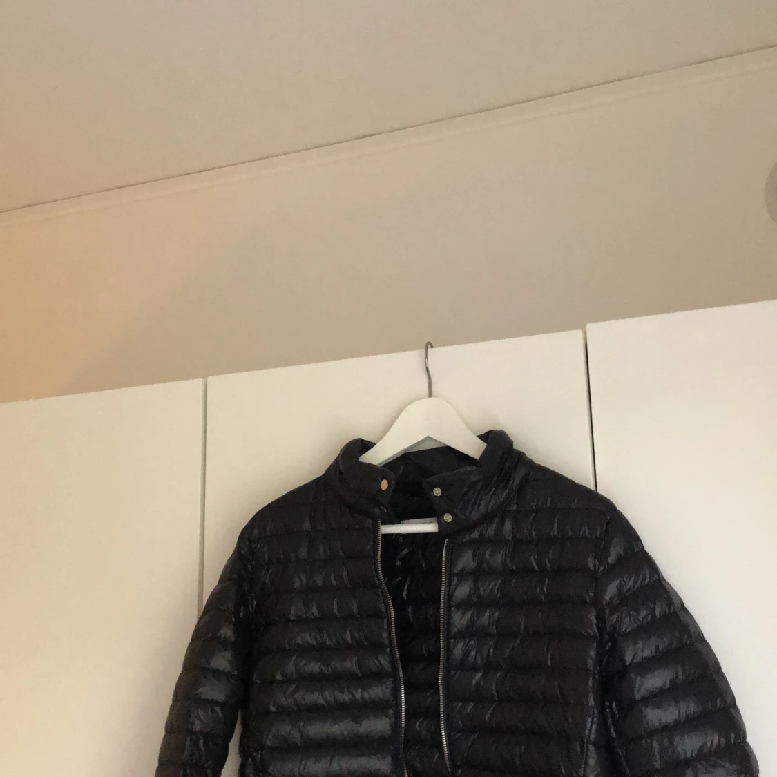 Glansig jacka från Mango