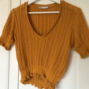 Stickad topp - En jättefin stickad topp i färgen senapsgul. Från Zara i storlek S. Ganska urringad så det är snyggt med en tröja under men funkar utan också. Säljer pga för liten. Bra skick. 65kr + frakt. 