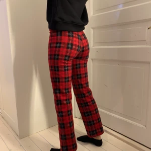 Rutiga byxor - Säljer mina rutiga byxor från Brandy Melville sån passar så bra nu till hösten❤️ as sköna och känns som mjukisbyxor!👍🏼 säljer på grund av att jag knappt använder dom längre och dom är i gott skick💗💓💞 jätte stretchiga så skulle säga att dom passar 34-36