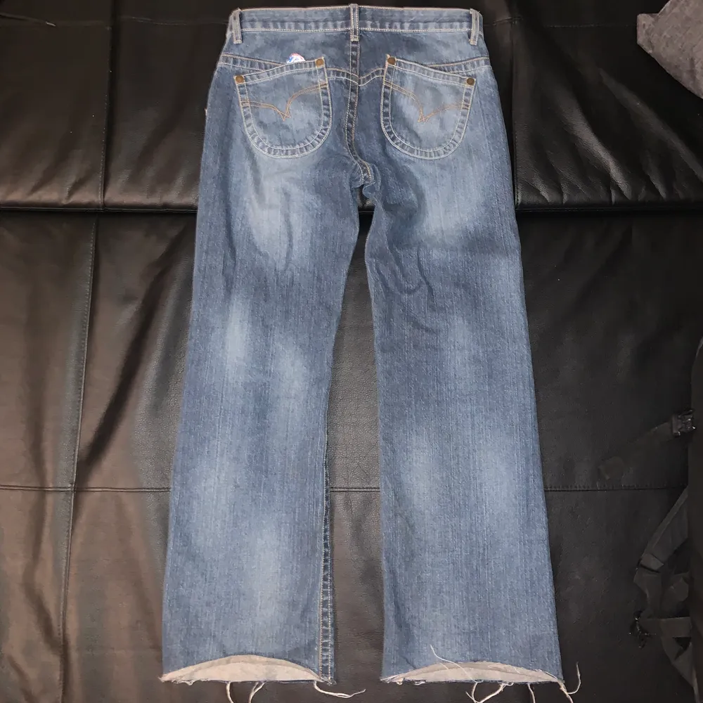 Feta jeans klippta för att passa mig bättre, de är bootcut men nästan åt straigh-hållet, de är väldigt baggy och i storlek 40 . Jeans & Byxor.