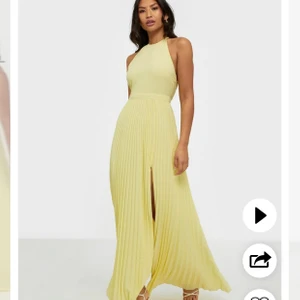 Ljus gul Lång klänning från Nelly - Överdel med hög hals fram och dekorativ spets i rygg Plisserad kjoldel med hög slits framtill Försluts med dold dragkedja i rygg Helfodrad. Använd en gång för ett bröllop! Originalpris: 899 sek