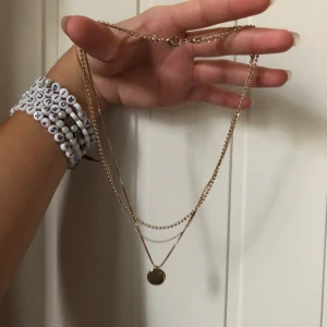 Guldigt halsband med 3 kedjor - Superfint, oanvänt guldigt halsband från HM, 69 kr