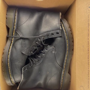 Dr. Martens stövlar strl. 40 - Ascoola och trendiga dr. martens med päls inuti! Perfekta nu till hösten/vintern :) Använda två vintrar och har några tecken på användning som veck men i helhet bra skick. Nypris är runt 2000:-, så en bra deal😊 Storlek EUR40 i damstorlek. FRAKT INKLUDERAD, svarar gärna på frågor eller skickar fler bilder 💘