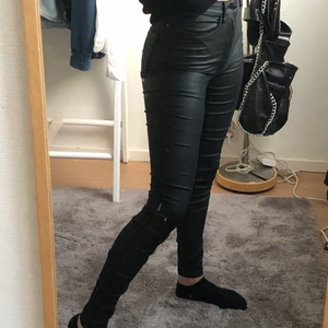 Svarta skinnbyxor - Säljer mina supersnygga skinnbrallor från Only💕 bra skick förutom det på sista bilden:(