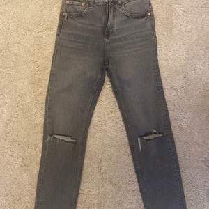 Säljer mina snygga jeans från zara då de är för små för mig:( använda Max 3 gånger🌸 Nypris 380kr men säljer för 200kr