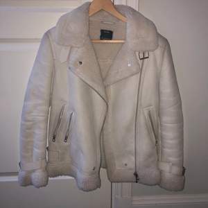 Riktigt snygg jacka från Bershka i storlek xs, inga slitningar alls använd i en halv vinter. Säljer nu för jag har köpt en nu jacka💕😊 #stlxs #jacket #bershka