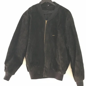 Second hand mocka bomber jacka  stl L - Svart bomberjacka i mocka inköpt på second hand. Den är en storlek large men jag tycker den passar bra som oversize då bomberjackor gärna kan vara lite större i passformen. Muddar och midjeband i jersey material. 