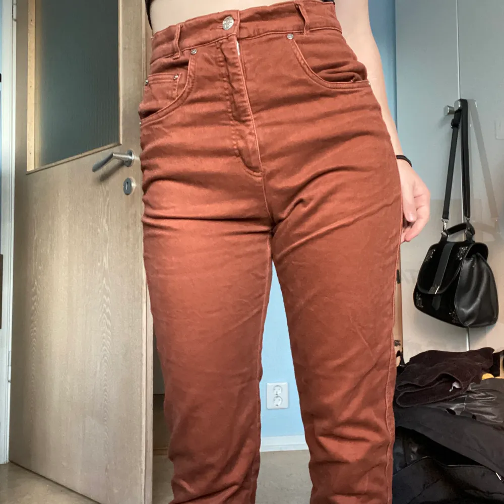 jeans från robell i strl 36, käpta second hand, själv har jag endast testat dessa. bra skick. väldigt mjuka och sköna. lite för långa och stora för mig på 154cm. . Jeans & Byxor.