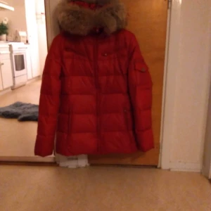 HOLLIES RÖD DUNJACKA ST 42 - ANDDVÄND SPARSAMT / FINT SKICK. KLARRÖD 