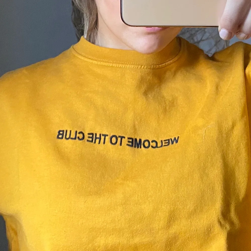 Jättefin gul sweatshirt med en gullig text. Den ser lite vintage ut som ger en häftig look. Den kommer inte till användning och har använts någon gång. . Tröjor & Koftor.