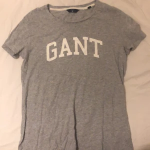 Grå Gant t-shirt  - Knappt använd