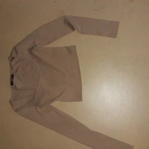 Lång ärmad tröja - En så fin beige lång ärmad tröja från Bikbok! Ganska kort och har en fin urringning, jag har använt 3 ggr bara o ny pris är 199 kr , priset kan sänkas vid snabb affär