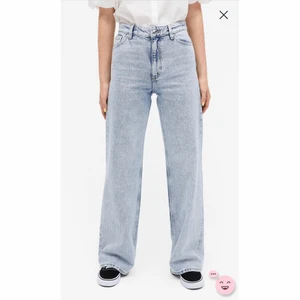 Yoko jeans - Ljusblåa jeans i modellen Yoko från Monki i gott skick! Frakt tillkommer och betalningen sker via Swish! 