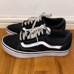 Vans Old Skool, storlek 38 - Storlek 38 • Vans Old Skool (svart/vit) • Sparsamt använda, inga hål eller slitningar • Pris 200 kr • Får gärna buda, prioriterar snabb affär • Kan mötas upp i Stockholm eller frakta, köparen betalar frakt!