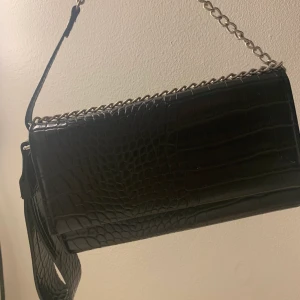 Baguette bag - Handväska som jag brukar ”knyta upp” så den blir till en baguette bag, funkar utmärkt! 🦋 Fake ormskinn och löstagbart ”handtag” :) vill du inte köpa handtaget kan jag dra ner på priset 🥰 Kramis