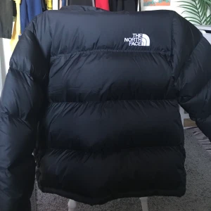 The north face jacka - En supersnygg the north face jacka! Använd ett fåtal gånger så den är i nästan nyskick. Säljer den då jag råkat köpt fel storlek. Kan hämtas upp i Örebro eller så kan man betala lite extra i frakt och få ett spårningsbart paket💖💖