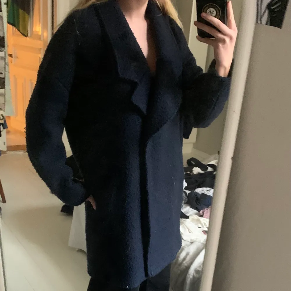 En mörkblå kappa från Selected Femme! Använd en höst så den är lite nopprig. Kan knytas i midjan med ett skärp som kommer till, eller bära den ”rak”. Köptes för 1500, säljer för 300+frakt❤️ . Takit.