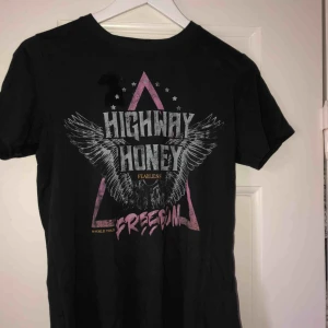  - En cool t-shirt från Gina tricot, i storlek XS, fläcken som syns är bara vatten och inget annat :)