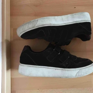  - Svarta mocka skor från Johnny Bulls,  med kardborreband! Supersnygga, men kommer ej till användning.  Det går att tvätta sulan vitare ;) Ord pris 800kr