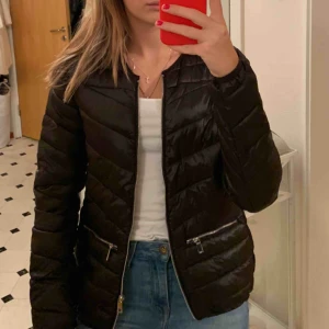  - En svart jacka med fickor nedtill💖