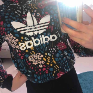  - En färgglad adidas hoodie. Frakt ingår ej i priset! 