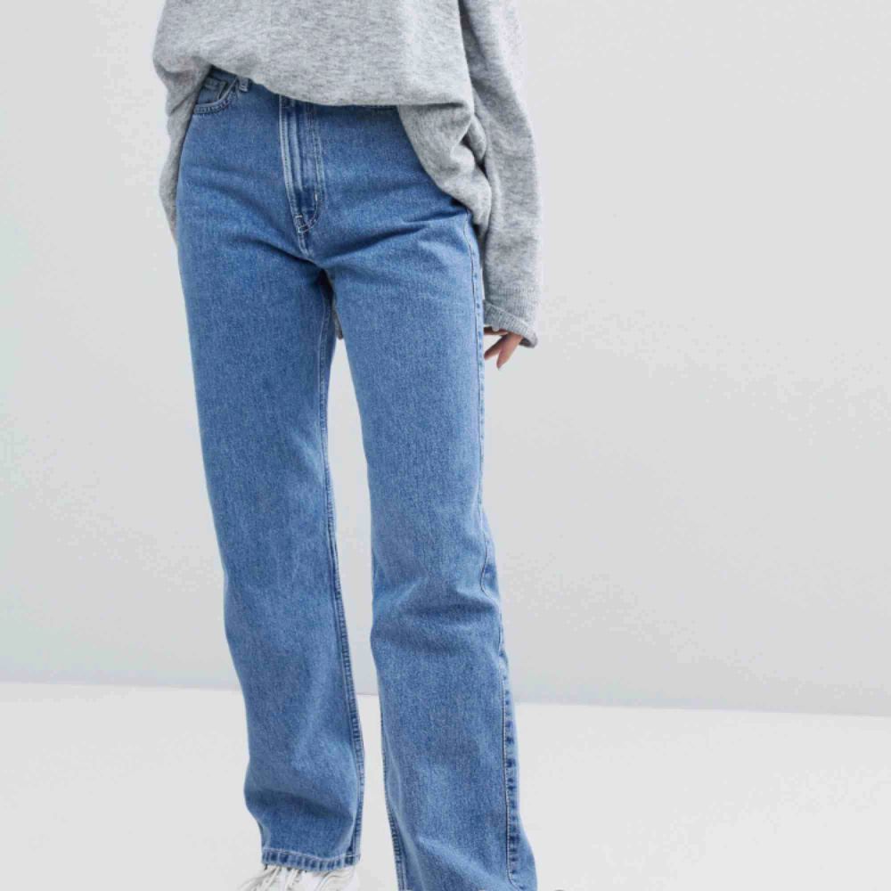 Blåa Row jeans från Weekday! Bra skick, inga hål eller slitningar. Pris kan diskuteras🥰. Jeans & Byxor.