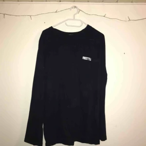  - Blå/svart långärmad skatertröja. Helt ny aldrig använd  150kr inkl frakt:)