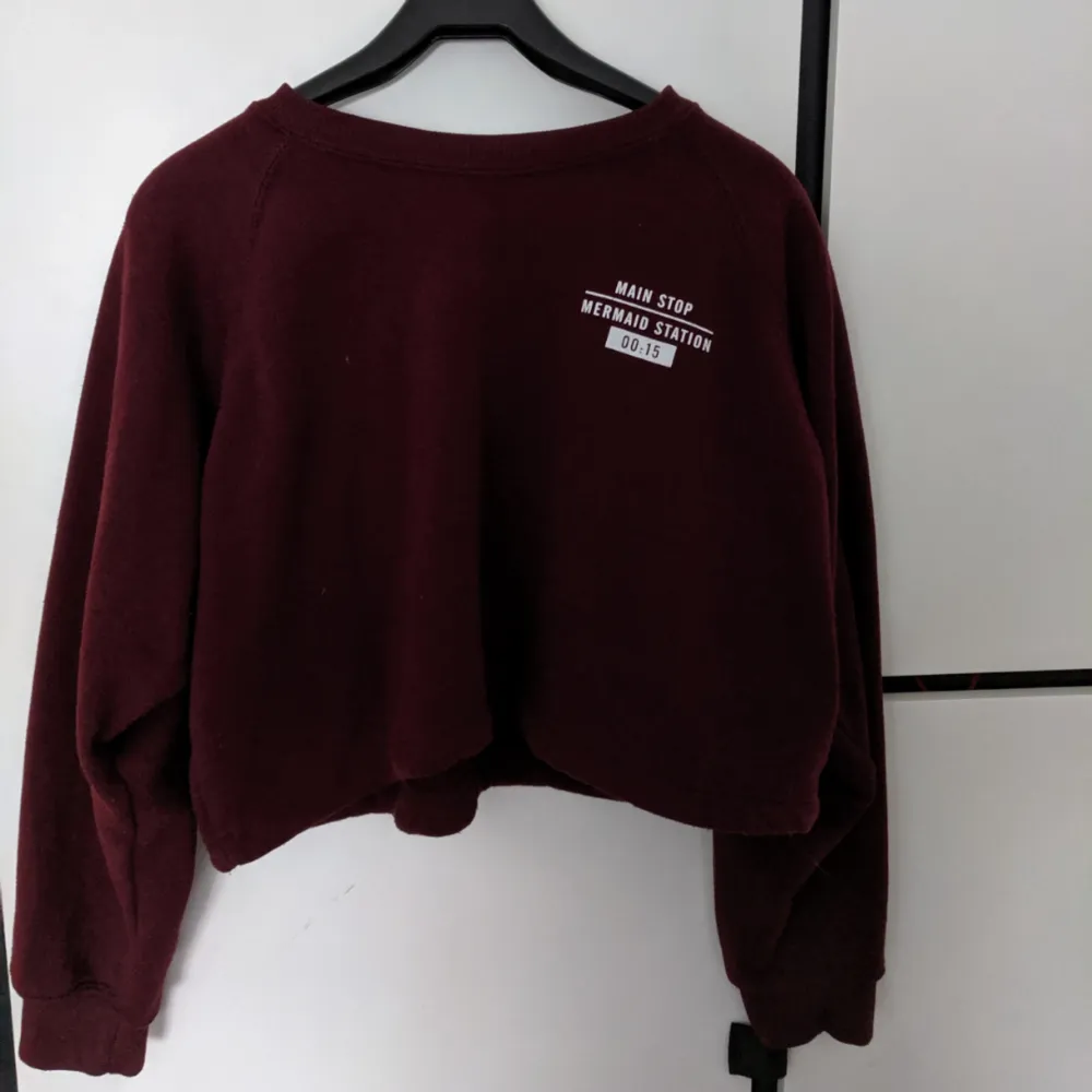 Croppad hoodie från pull&bear i strl M, passar även S. . Tröjor & Koftor.