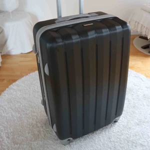  - Resväska från Pacific Coast Signature: Köpt i maj 2019 i San Diego. Rymmer minst 20 kg.  Hård plast. 4 hjul. Innerfack med både nät med dragkedja samt två stora fickor. Endast använd en gång, inga skador - precis som ny! 