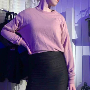  - Rosa sweatshirt som sitter som en S. Ganska använd och lite nopprig på magen
